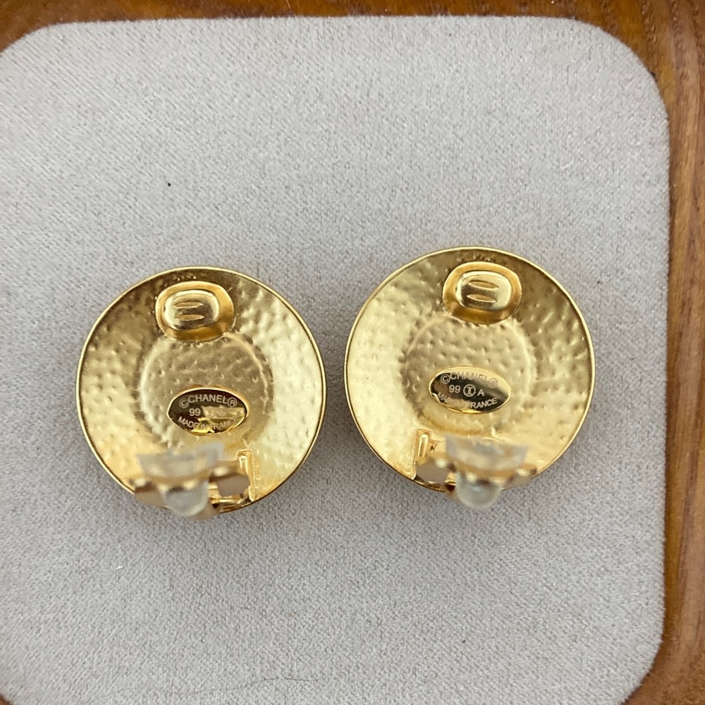 CHANEL Gold and Black Logo Earrings - Picture 4 of 5